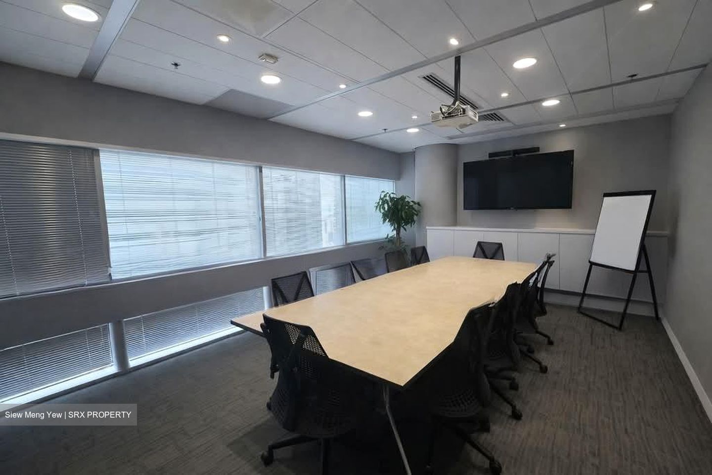 Gateway East (D7), Office #546354111